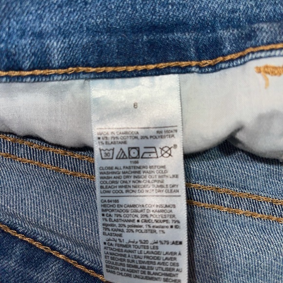 OLD NAVY mid rise denim shorts. Women’s Size 6 - Picture 3 of 4